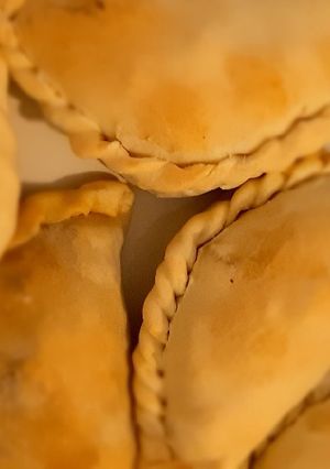 Una foto de Empanadas de carne asada cortada a cuchillo