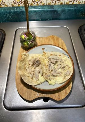 Una foto de Quesadillas del 🔪 azul con puerco y habanero