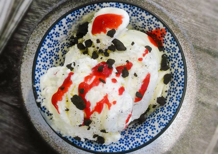 Мороженое с ягодным соусом