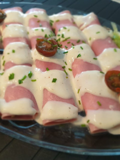Una foto de Rollitos de espárragos con jamón y salsa de queso