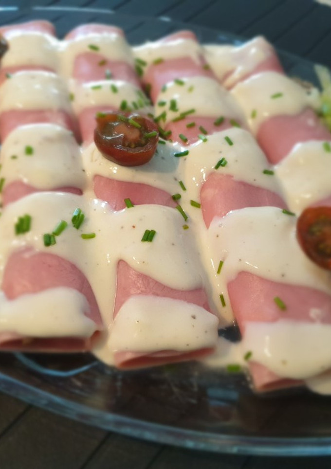 Una foto de Rollitos de espárragos con jamón y salsa de queso