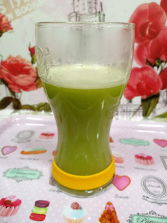Una foto de Zumo de kiwi y manzana verde