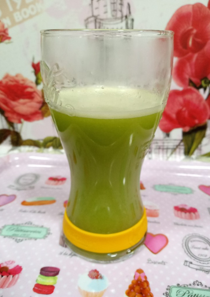 Una foto de Zumo de kiwi y manzana verde