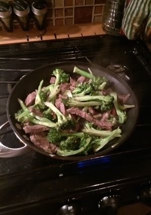 A picture of Beef and broccoli with hazelnuts.
