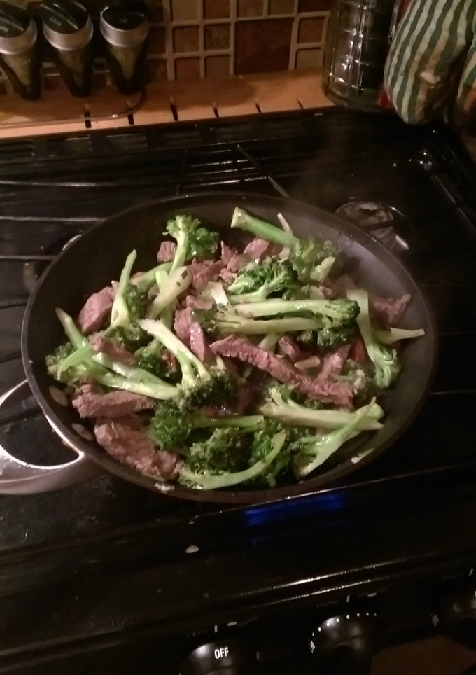 A picture of Beef and broccoli with hazelnuts.
