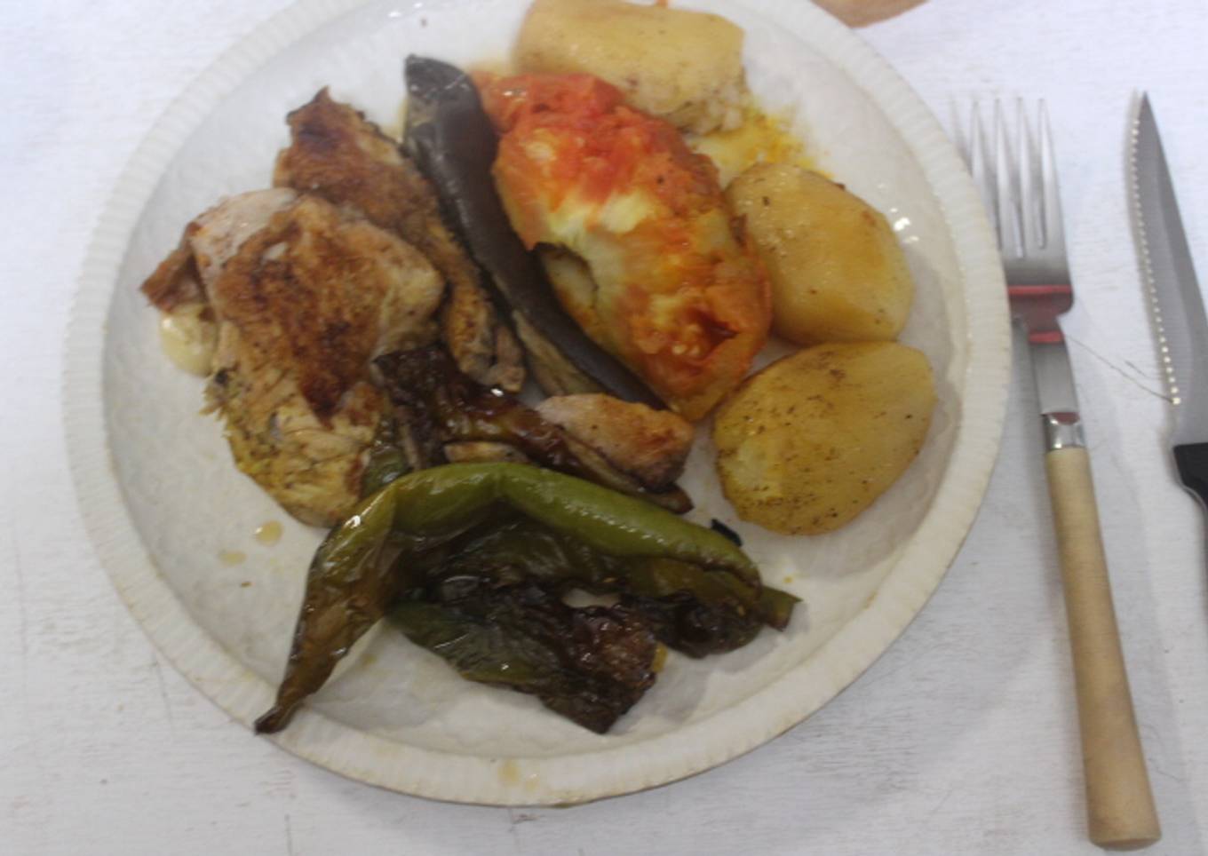 Contramuslos de pollo con patatas y verduras