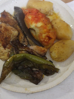 Una foto de Contramuslos de pollo con patatas y verduras