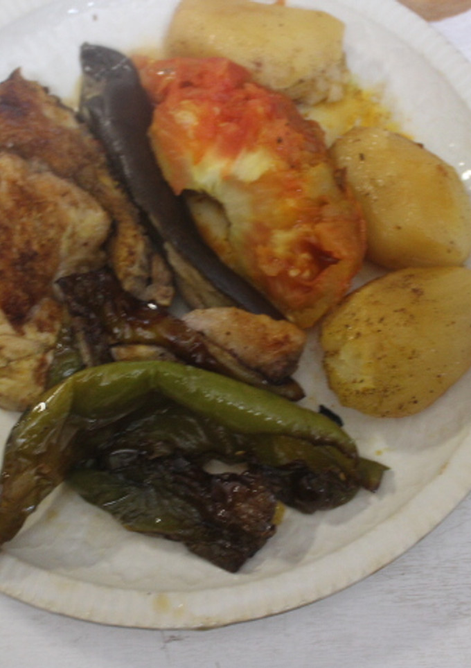 Una foto de Contramuslos de pollo con patatas y verduras