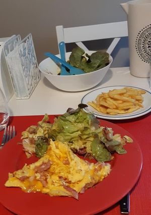 Une photo de Omelette aux lardons 🥚🧑‍🍳