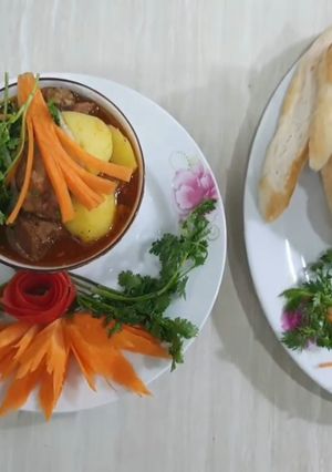 Hình của món Lạ miệng với món lợn sốt vang.