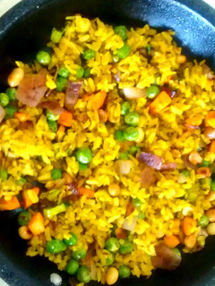 A picture of Beaten rice with peanuts.