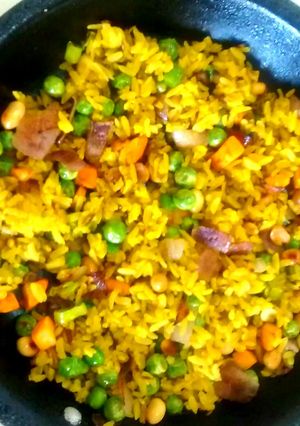 A picture of Beaten rice with peanuts.