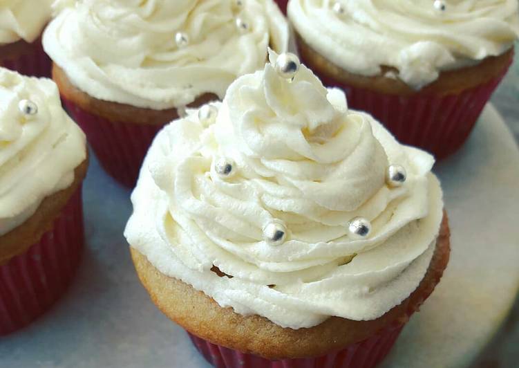 Buttercream vanilla cupcakes
