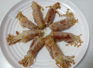 Hình của món Thịt ba chỉ cuộn nấm kim châm.