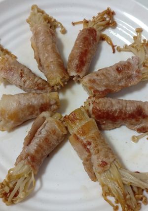 Hình của món Thịt ba chỉ cuộn nấm kim châm.