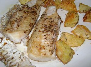 Una foto de Merluza al horno con papas (sin empanar) libre de gluten