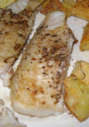 Una foto de Merluza al horno con papas (sin empanar) libre de gluten