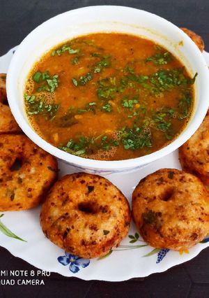 सांभर वड़ा (Sambar vada recipe in Hindi) रेसिपी मुख्य फोटो
