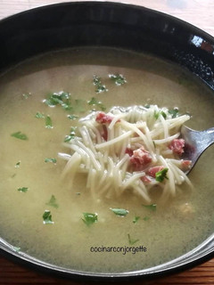 Una foto de Sopa fácil de jamón curado de pavo con fideo