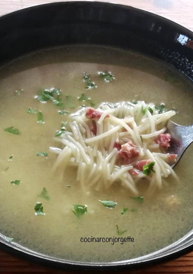 Una foto de Sopa fácil de jamón curado de pavo con fideo