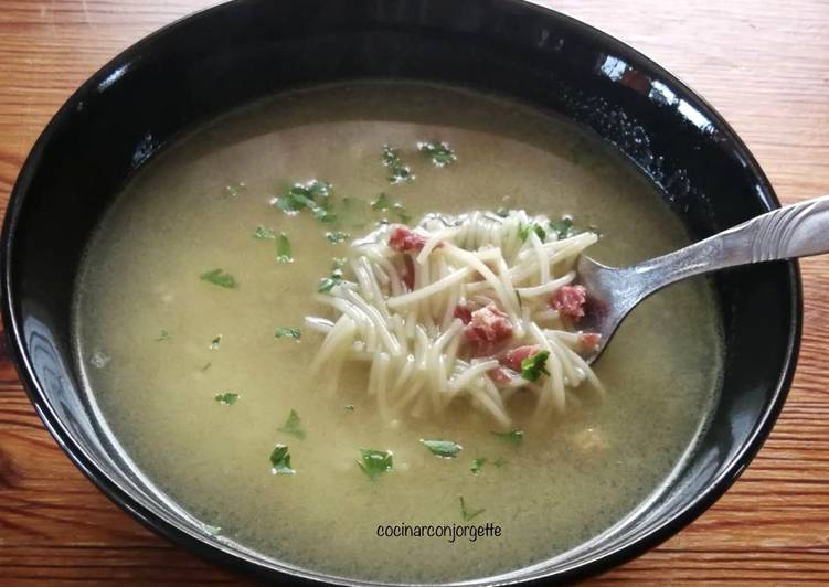 Sopa fácil de jamón curado de pavo con fideo