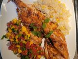 Pescado Zarandeado con Arroz Blanco y Ensalada de Mango