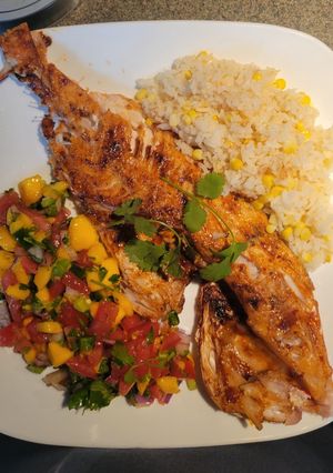 Una foto de Pescado Zarandeado con Arroz Blanco y Ensalada de Mango