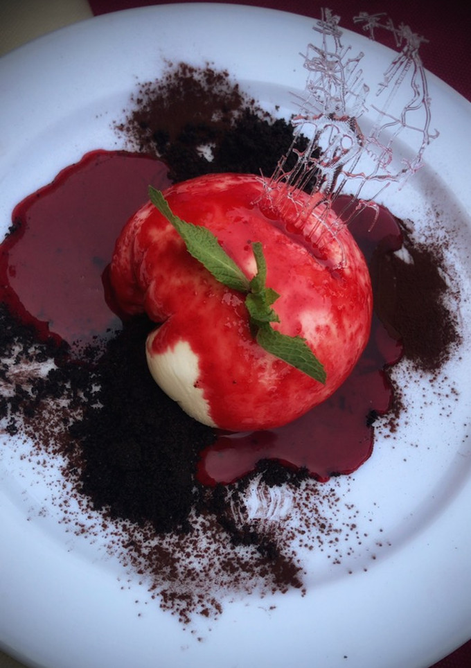 Una foto de Gazpacho de arándanos con helado de nata (en Thermomix)