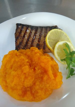 Una foto de Atún grillado con puré de zapallo