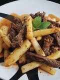 Spargel-Pfanne mit Rindersteakstreifen auf Bourbon-Weißweinsoße