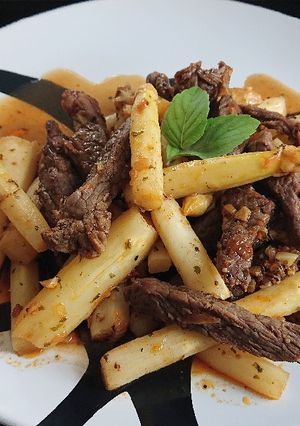 Spargel-Pfanne mit Rindersteakstreifen auf Bourbon-Weißweinsoße Rezepthauptbild