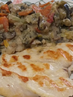 Una foto de Pechuga grillada con verduras salteadas (con lo que tengas!)