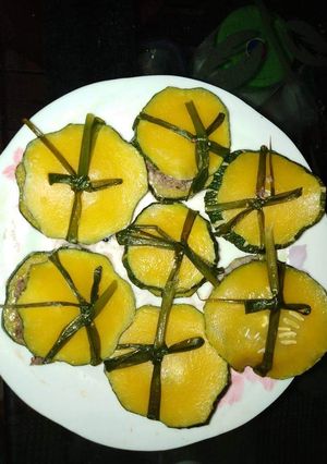 Hình của món Bí đỏ kẹp thịt hấp.