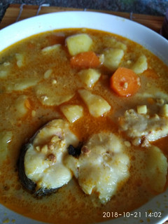 Una foto de Curry amarillo de pescado