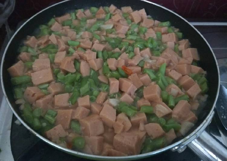 Baby buncis dengan kornet ayam potong kotak