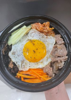 Hình của món Cơm trộn hàn quốc.! “Theo công thức nhà có gì dùng đó.😆”.