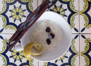 Una foto de Arroz con leche y cáscara de limón 🍋🍚