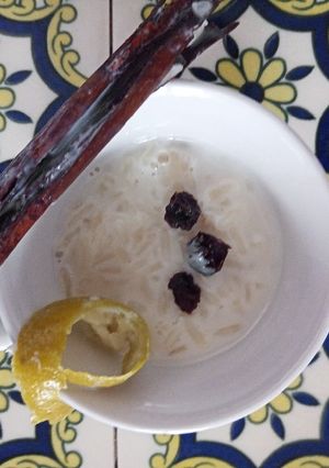 Una foto de Arroz con leche y cáscara de limón 🍋🍚