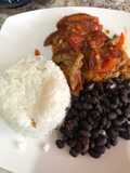 Vacuno con rajas rojas adobadas acompañando de arroz blanco con frijoles