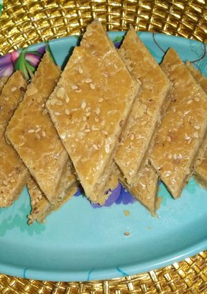 A picture of Sesame seeds and besan katli (til besan ki karli).