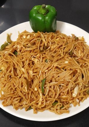 વેજીટેબલ નૂડલ્સ (Vegetable Noodles Recipe In Gujarati) રેસીપી મુખ્ય ફોટો