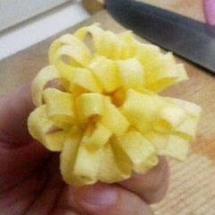 A picture of Omelette Crepe Flower Decoration for Character Bento.