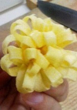 A picture of Omelette Crepe Flower Decoration for Character Bento.