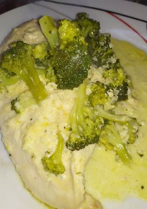 Una foto de Pollo en Salsa Alfredo con Brócoli a mi manera
