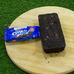 A picture of Oreo biscuit chocolate cake.