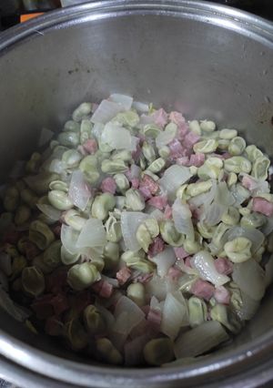 Una foto de Habas con jamón