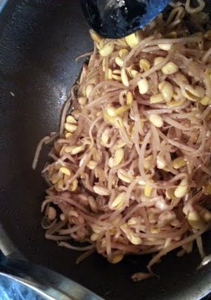 A picture of soy bean sprouts under $10 healthy vegitarian food.
