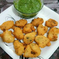 A picture of Suji ke pakode.