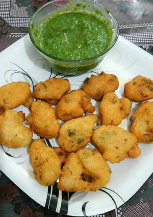 A picture of Suji ke pakode.