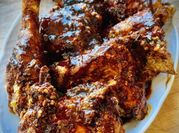 Una foto de pollo caramelizada con soya
